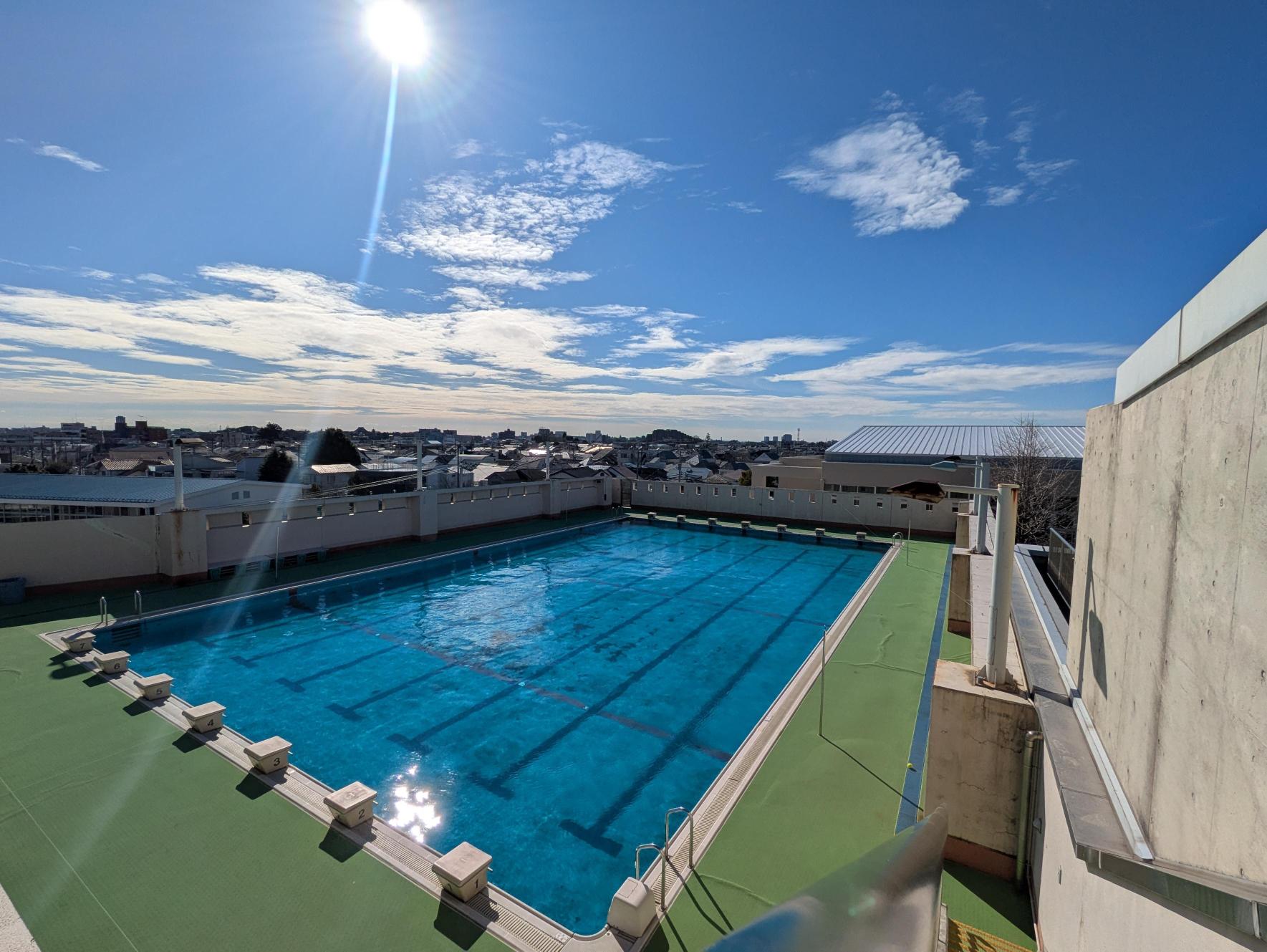 冬プール　無人